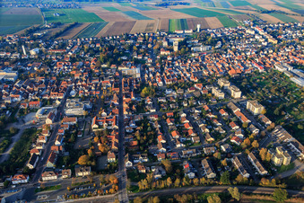 Bahnhofstraße von Süden in Kandel im Bundesland Rheinland-Pfalz, Deutschland