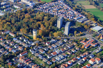 Wasserturm und zwei Wohnhochhäuser in der Dorschbergstr in Wörth am Rhein im Bundesland Rheinland-Pfalz, Deutschland
