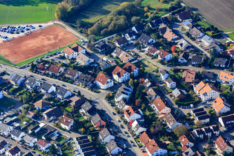 Fußballspiel des SV Hagenbach auf dem Hartplatz im Bundesland Rheinland-Pfalz, Deutschland