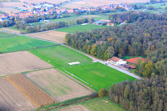 Luftbild von Stadion des TSV 1908 Freckenfeld am Rand des Bienwalds von Süden im Bundesland Rheinland-Pfalz, Deutschland