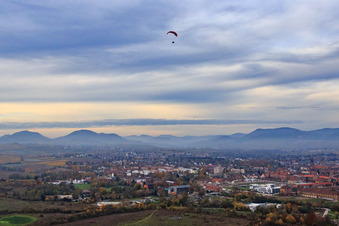 Paraglider über der Stadt in Landau in der Pfalz im Bundesland Rheinland-Pfalz, Deutschland