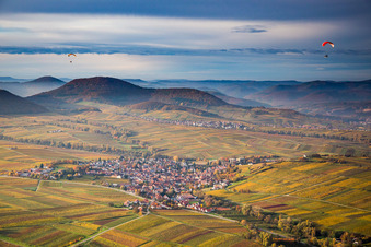 Herbstliche Weinbergs- Landschaft mit Gleitschirmen vor dem Haardtrand des Pfälzerwaldes der Winzer- Gebiet im Ortsteil Wollmesheim in Landau in der Pfalz im Bundesland Rheinland-Pfalz, Deutschland