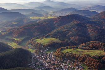 Dorfansicht im herbstlichen Pfälzerwald von Osten in Vorderweidenthal im Bundesland Rheinland-Pfalz, Deutschland