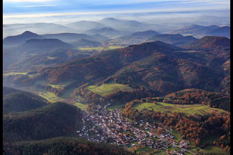 Luftbild von Dorfansicht im herbstlichen Pfälzerwald von Osten in Vorderweidenthal im Bundesland Rheinland-Pfalz, Deutschland