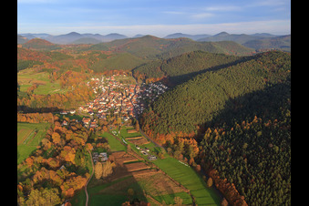 Dorfansicht im herbstlichen Pfälzerwald von Westen in Vorderweidenthal im Bundesland Rheinland-Pfalz, Deutschland