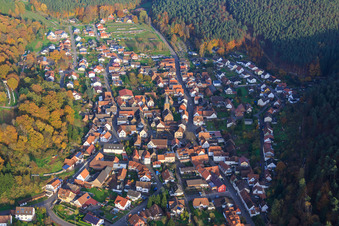 Luftbild von Dorfansicht im herbstlichen Pfälzerwald von Westen in Vorderweidenthal im Bundesland Rheinland-Pfalz, Deutschland