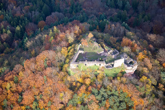 Luftbild von Ruine und Mauerreste der ehemaligen Burganlage Lindelbrunn in Vorderweidenthal im Bundesland Rheinland-Pfalz, Deutschland