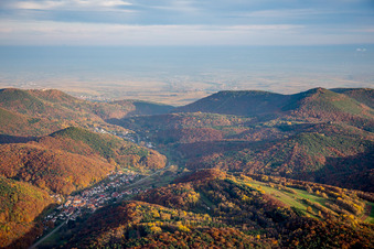 Wald und Berglandschaft des Pfälzerwald im Herbst in Waldrohrbach im Bundesland Rheinland-Pfalz, Deutschland