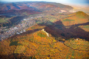 Luftaufnahme von Burg Trifels im Ortsteil Bindersbach in Annweiler am Trifels im Bundesland Rheinland-Pfalz, Deutschland