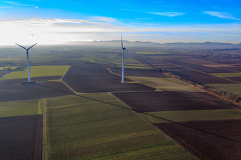 Minfelder Windpark im Bundesland Rheinland-Pfalz, Deutschland von einer Drohne aus