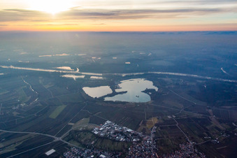 Baggerseen an Rhein im Ortsteil Liedolsheim in Dettenheim im Bundesland Baden-Württemberg, Deutschland