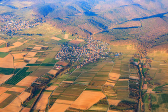 Dorfübersicht im Winter aus Osten in Oberotterbach im Bundesland Rheinland-Pfalz, Deutschland