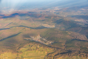Wald und Berglandschaft des südlichen Pfälzerwald in Dörrenbach im Bundesland Rheinland-Pfalz, Deutschland