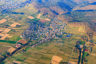 Dorfübersicht am Rand des Pfälzerwald im Winter aus Nordosten in Oberotterbach im Bundesland Rheinland-Pfalz, Deutschland