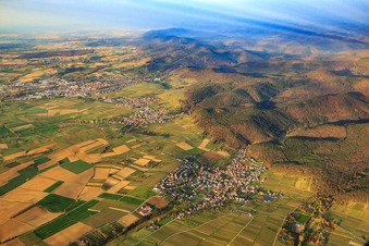 Luftaufnahme von Dorfübersicht am Rand des Pfälzerwald im Winter aus Nordosten in Oberotterbach im Bundesland Rheinland-Pfalz, Deutschland