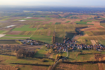 Dorfübersicht im Winter aus Norden in Hergersweiler im Bundesland Rheinland-Pfalz, Deutschland
