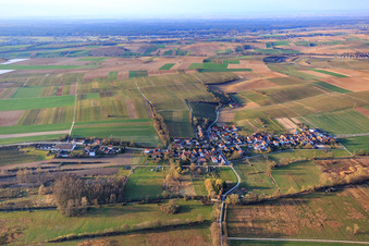 Schrägluftbild von Dorfübersicht im Winter aus Norden in Hergersweiler im Bundesland Rheinland-Pfalz, Deutschland
