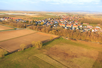Luftbild von Entlang der Bahnlinie im Winter in Winden im Bundesland Rheinland-Pfalz, Deutschland
