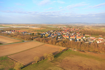Entlang der Bahnlinie im Winter in Winden im Bundesland Rheinland-Pfalz, Deutschland von oben