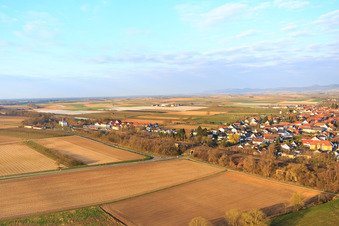 Entlang der Bahnlinie im Winter in Winden im Bundesland Rheinland-Pfalz, Deutschland aus der Luft