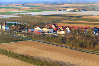 Schrägluftbild von Bahnhof Winden(Pfalz) im Bundesland Rheinland-Pfalz, Deutschland
