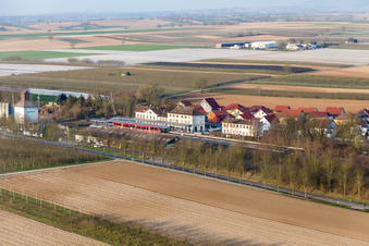 Gleisverlauf und Bahnhofsgebäude der Deutschen Bahn Winden (Pfalz) in Winden im Bundesland Rheinland-Pfalz, Deutschland