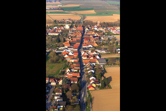 Luftaufnahme von Hauptstraße von Osten in Minfeld im Bundesland Rheinland-Pfalz, Deutschland