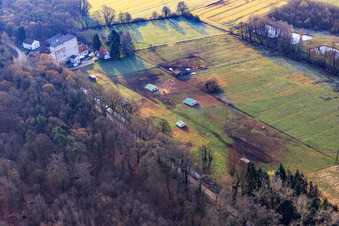 Luftaufnahme von Mobeler Hühnerstall der Biohühnerfarm von  Hofladen Stoltz an der Hardtmühle in Kandel im Bundesland Rheinland-Pfalz, Deutschland