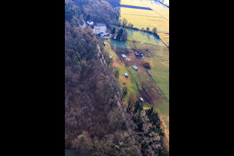 Mobeler Hühnerstall der Biohühnerfarm von  Hofladen Stoltz an der Hardtmühle in Kandel im Bundesland Rheinland-Pfalz, Deutschland von oben