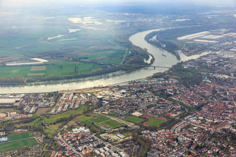 Hafenstraße am Rheinufer von Westen in Speyer im Bundesland Rheinland-Pfalz, Deutschland