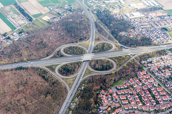 Verkehrsführung und Fahrbahnen der Straßenführung am Autobahnkreuz der BAB A61 mit B9 in Speyer im Ortsteil Rinkenbergerhof im Bundesland Rheinland-Pfalz, Deutschland