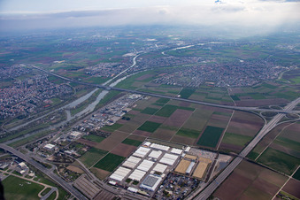 Industriegebiet Seckenheimer Landstraße/ Hans-Thomastr im Ortsteil Neuostheim in Mannheim im Bundesland Baden-Württemberg, Deutschland