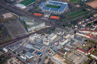 Gewerbegebiet und Firmenansiedlung Harlachweg vor dem Carl-Benz-Stadion im Ortsteil Oststadt in Mannheim im Ortsteil Neuostheim im Bundesland Baden-Württemberg, Deutschland