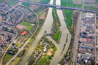 Insel am Ufer des Flußverlaufes des Neckar vor der Brücke der A6 im Ortsteil Feudenheim in Mannheim im Bundesland Baden-Württemberg, Deutschland