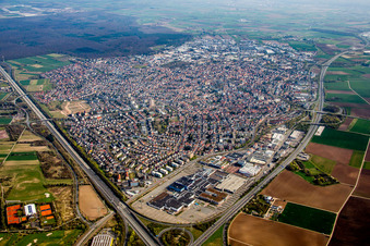 Ortsansicht der Straßen und Häuser der Wohngebiete in Viernheim im Bundesland Hessen, Deutschland