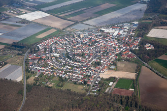 Ortsansicht der Hufeisenförmig angelegten Straßen und Häuser der Wohngebiete im Ortsteil Hüttenfeld in Lampertheim im Bundesland Hessen, Deutschland