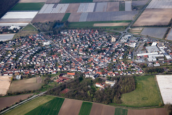 Luftaufnahme von Ortsansicht der Hufeisenförmig angelegten Straßen und Häuser der Wohngebiete im Ortsteil Hüttenfeld in Lampertheim im Bundesland Hessen, Deutschland