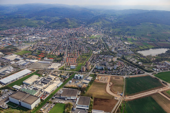 Luftbild von Stadtübersicht jenseits der A5 aus Südwesten in Heppenheim im Bundesland Hessen, Deutschland