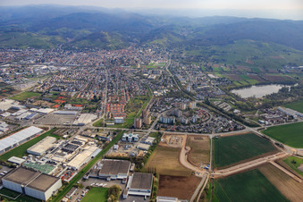 Luftaufnahme von Stadtübersicht jenseits der A5 aus Südwesten in Heppenheim im Bundesland Hessen, Deutschland