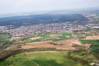Luftaufnahme von Ortsansicht der Straßen und Häuser der Wohngebiete in Lorsch im Bundesland Hessen, Deutschland