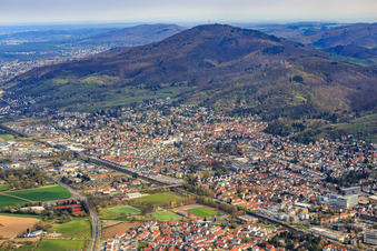 Stadtübersicht zu Füßen des Melibokus aus Süden im Ortsteil Auerbach in Bensheim im Bundesland Hessen, Deutschland