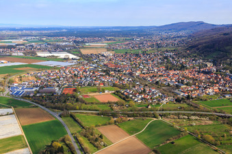 Stadtübersicht mit Bahnlinie zu Füßen des Melibokus aus Süden in Zwingenberg im Bundesland Hessen, Deutschland