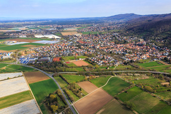 Luftbild von Stadtübersicht mit Bahnlinie zu Füßen des Melibokus aus Süden in Zwingenberg im Bundesland Hessen, Deutschland