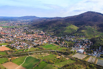 Luftaufnahme von Stadtübersicht mit Bahnlinie zu Füßen des Melibokus aus Süden in Zwingenberg im Bundesland Hessen, Deutschland
