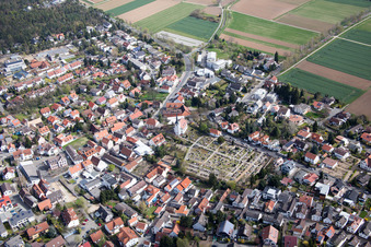 Ortsansicht der Straßen und Häuser der Wohngebiete mit Friedhof in Bickenbach im Bundesland Hessen, Deutschland
