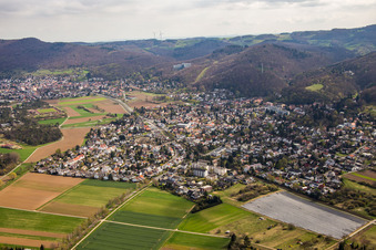 Ortsansicht der Straßen und Häuser der Wohngebiete im Ortsteil Jugenheim an der Bergstrasse in Seeheim-Jugenheim im Bundesland Hessen, Deutschland