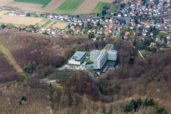 Luftaufnahme von Gebäudekomplex der Hotelanlage Lufthansa Seeheim GmbH in Seeheim-Jugenheim im Bundesland Hessen, Deutschland