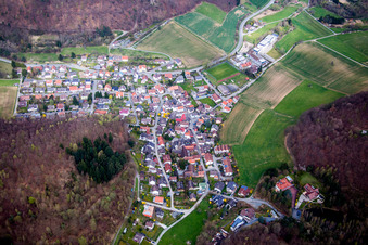 Luftbild von Dorf - Ansicht am Rande von landwirtschaftlichen Feldern und Nutzflächen in Waschenbach in Mühltal im Bundesland Hessen, Deutschland