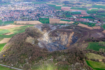 Steinbruch zum Abbau und zur Gewinnung von Basalt im Ortsteil Zeilhard in Roßdorf im Bundesland Hessen, Deutschland