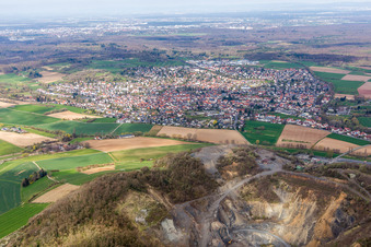 Ortsansicht der Straßen und Häuser der Wohngebiete hinter der Steinbruchgrube in Roßdorf im Bundesland Hessen, Deutschland